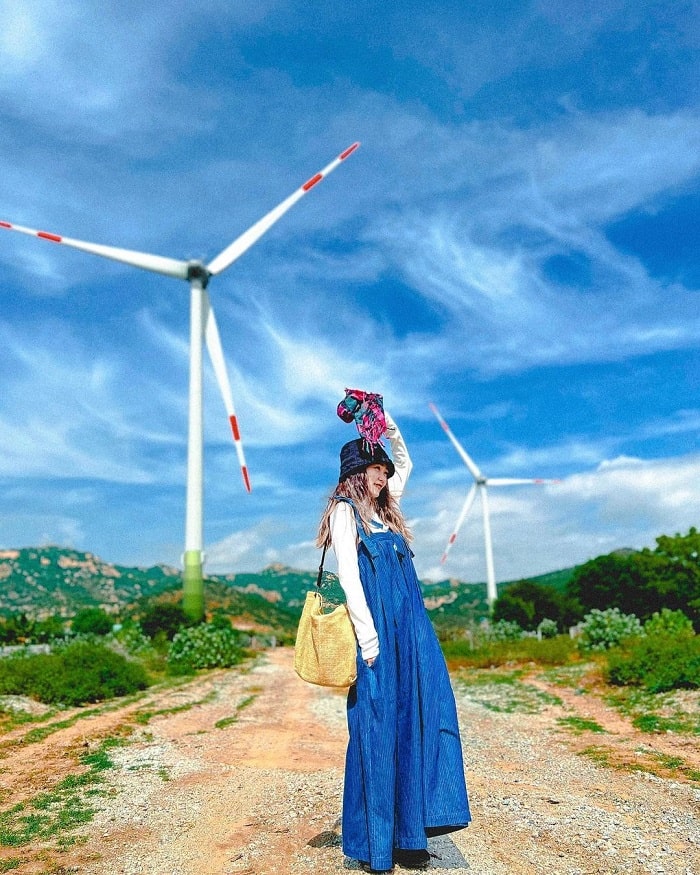 Chụp hình ở cánh đồng điện gió Mũi Dinh