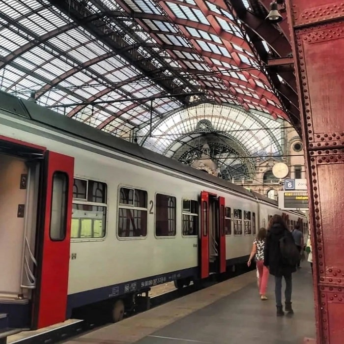 Chuyến tàu ở nhà ga Antwerp Centraal Bỉ