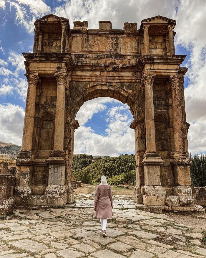 Cổng vòm Caracalla là địa danh nổi tiếng ở thành phố Djemila Algeria