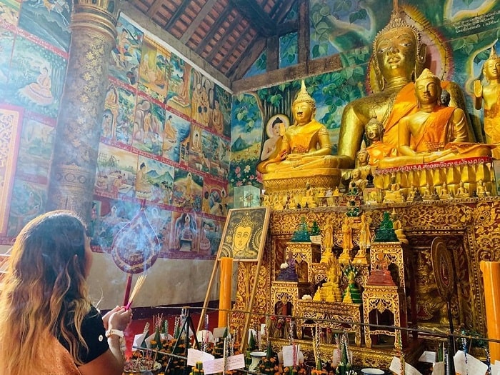 Cúng viếng ở chùa Wisunarat Lào 