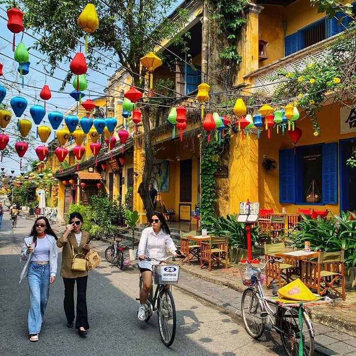 It is easier and easier to move from Da Nang airport to Hoi An with many means of transport