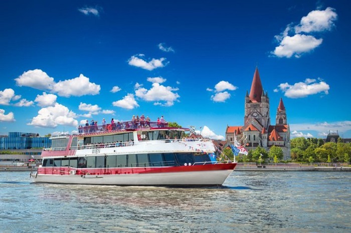 Đi thuyền trên sông Danube đến Melk là điều nên làm ở thị trấn Krems Áo