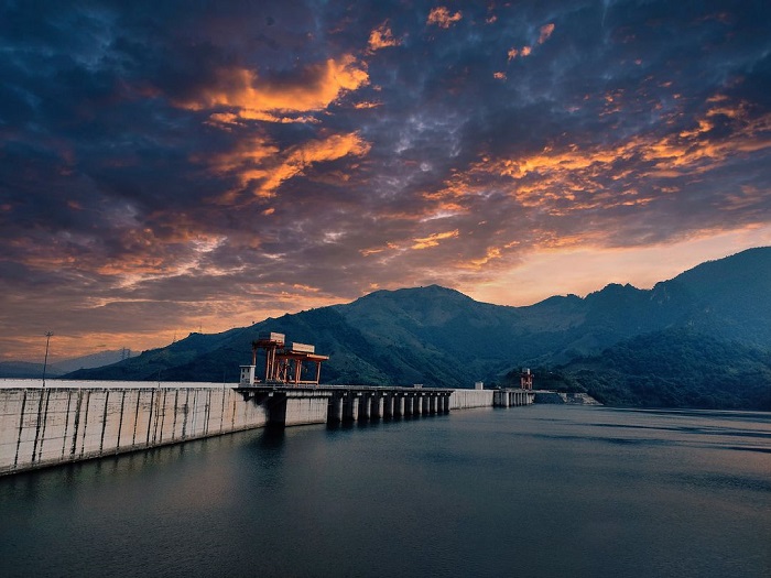 Hồ thủy điện Sơn La là địa điểm ngắm bình minh đẹp Tây Bắc 