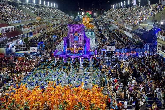 Diễu hành tại lễ hội hóa trang Carnival Brazil
