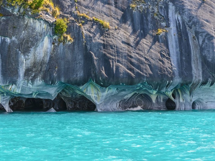 Màu nước màu xanh tuyệt đẹp ở Hang đá cẩm thạch - địa điểm du lịch Patagonia