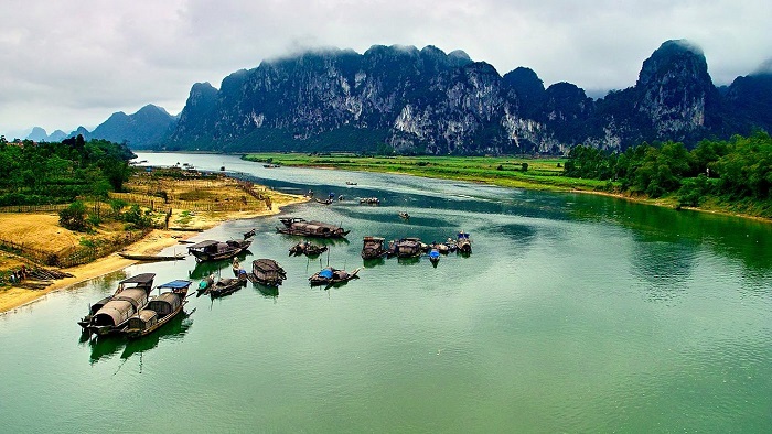 Ngồi thuyền ngắm sông Gianh Quảng Bình 
