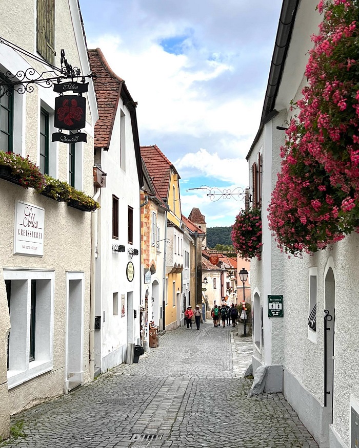 Lang thang ở khu phố cổ là điều nên làm ở thị trấn Krems Áo