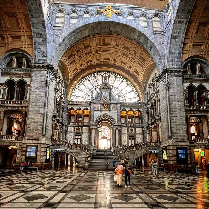 Kiến trúc bên trong nhà ga Antwerp Centraal Bỉ