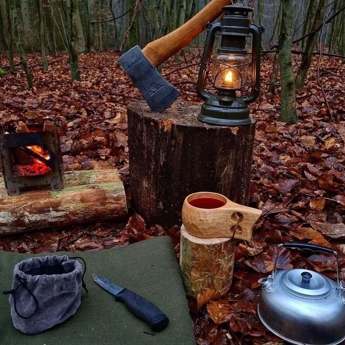 Chuẩn bị đồ ăn và dụng cụ nấu ăn là kinh nghiệm cắm trại một mình mà bạn cần nhớ