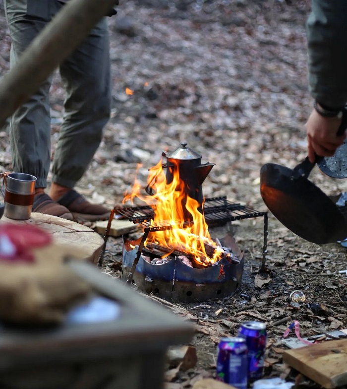 Mua đủ dụng cụ nấu nướng cần thiết là kinh nghiệm cắm trại một mình mà bạn đừng bỏ qua