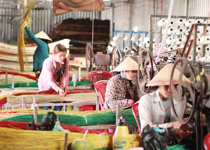 Làng chiếu Định Yên là làng nghề dệt chiếu ở Việt Nam sản xuất các loại chiếu truyền thống 