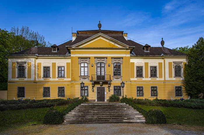 Lâu đài Noszvaj là điểm tham quan văn hóa xung quanh vườn quốc gia Bukk Hungary
