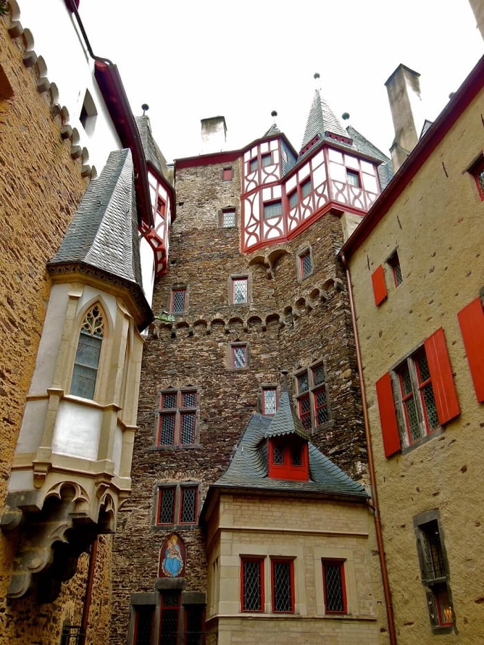 Sân trong của lâu đài Burg Eltz