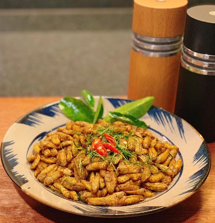 Nhộng rang lá chanh là món ăn từ côn trùng của Việt Nam bổ dưỡng
