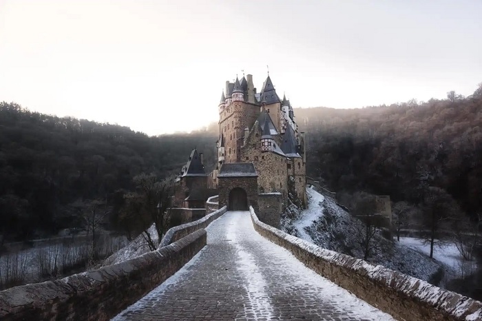 lâu đài Burg Eltz vào mùa đông