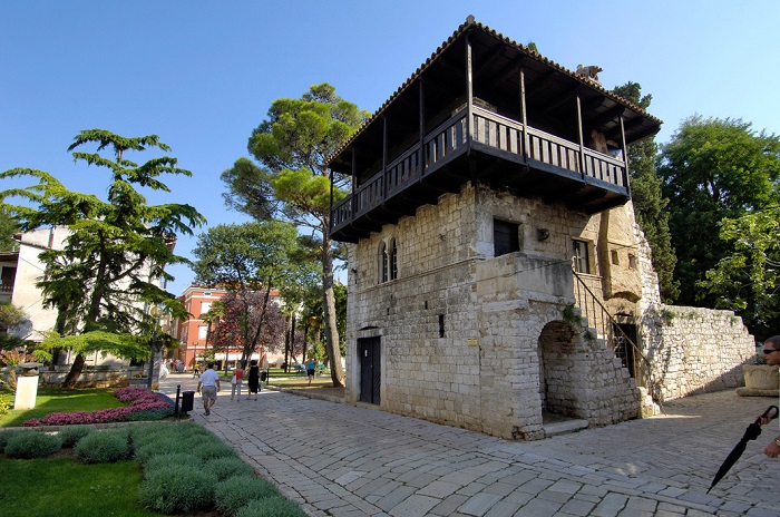 Ngôi nhà kiểu La Mã là điểm tham quan ở thị trấn Porec Croatia