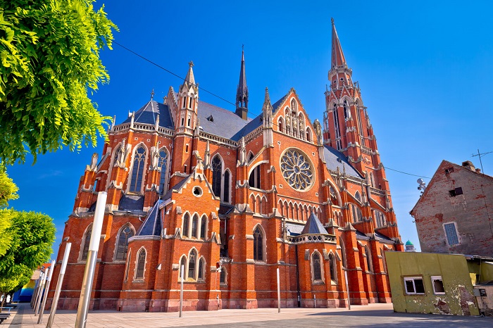 Nhà thờ St. Thánh Phêrô và Thánh Phaolô là địa danh tham quan nổi bật ở thành phố Osijek