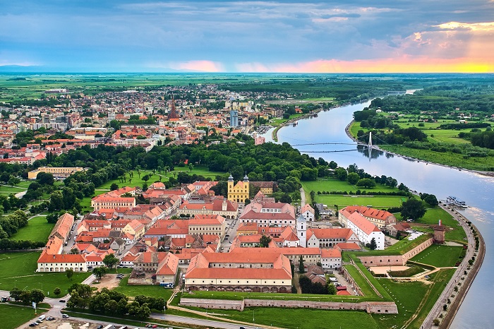 Pháo đài Osječka Tvrđa là địa danh tham quan nổi bật ở thành phố Osijek