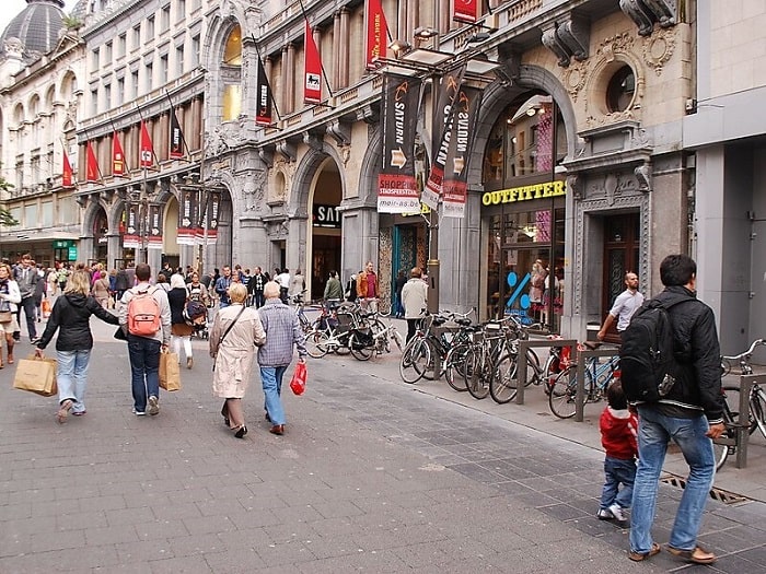 Phố mua sắm Meir là điểm tham quan xung quanh nhà ga Antwerp Centraal