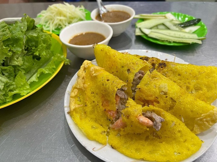 Bánh xèo Bà DƯỡng là quán ăn gần sân bay Đà Nẵng được du khách yêu thích