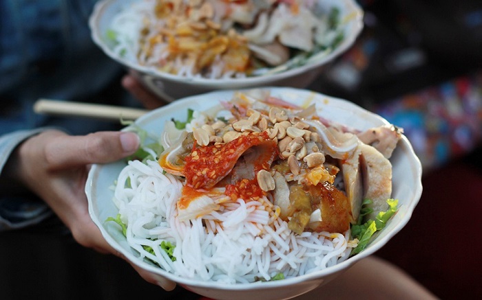 Búm mắm dì Liên là quán ăn gần sân bay Đà Nẵng được yêu thích