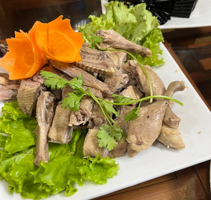 Huy Linh King Duck Restaurant is a delicious restaurant in Cao Bang with a diverse duck menu
