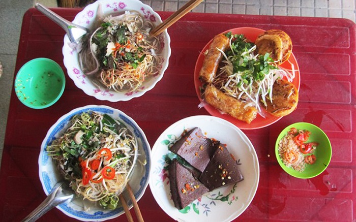 Quán bún nước lèo đường Lý Thường Kiệt là một trong những quán ăn ngon ở Trà Vinh mà khi đến đây bạn không nên bỏ qua