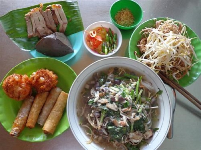 The noodle shop on Ly Thuong Kiet street is one of the delicious restaurants in Tra Vinh that you should not miss when you come here.
