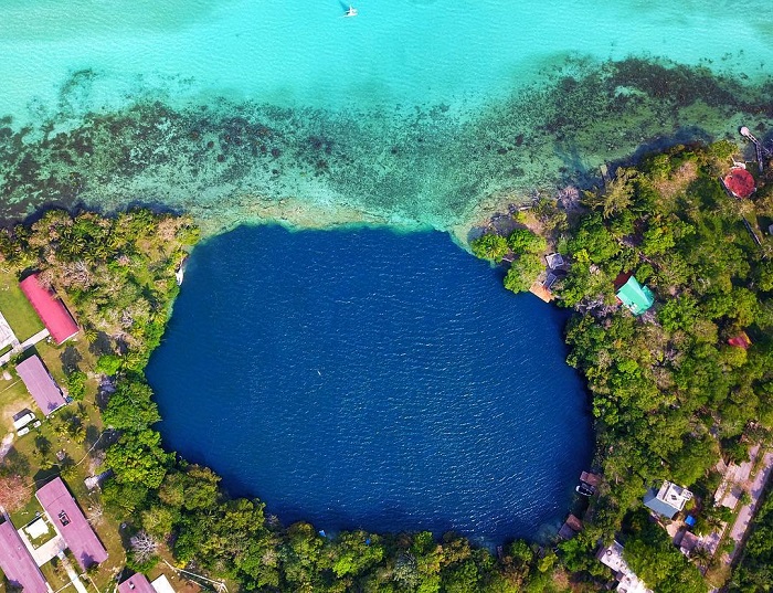 Hố xanh Hồ Bacalar nhìn từ trên cao 