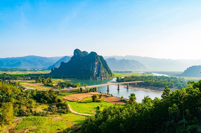 Vẻ đẹp thanh bình của sông Gianh Quảng Bình 