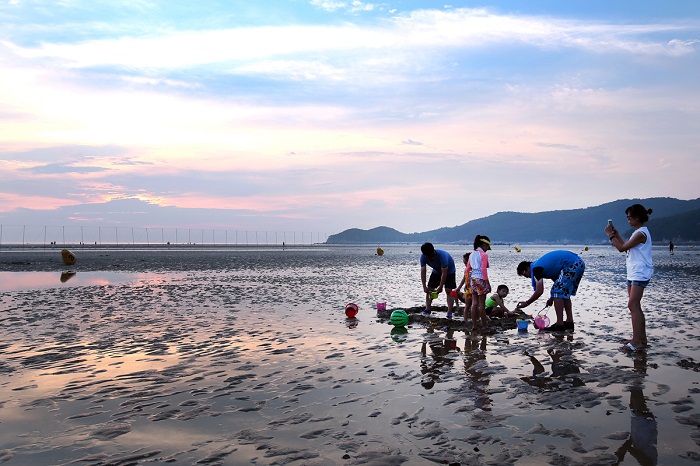 Bãi cát trải dài trên đảo khi thủy triều xuống - Những hòn đảo đẹp nhất Hàn Quốc