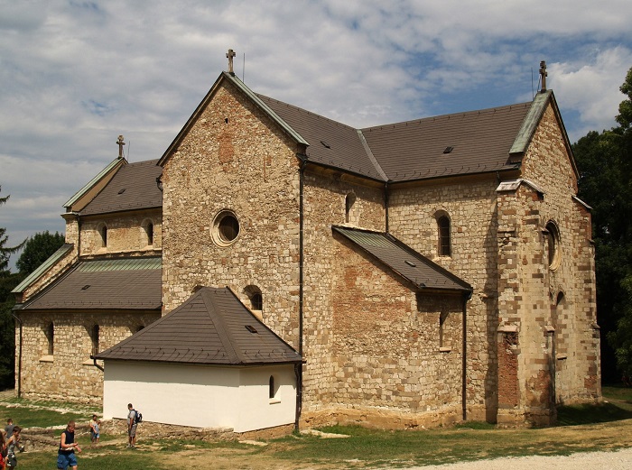 Tàn tích tu viện Cistercian là điểm tham quan văn hóa xung quanh vườn quốc gia Bukk Hungary