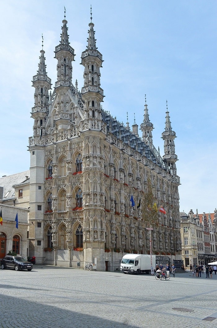 Tòa thị chính của Leuven là điểm tham quan gần lâu đài Horst