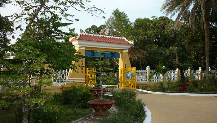 Trí Huệ Cung Tây Ninh thu hút du khách tham quan