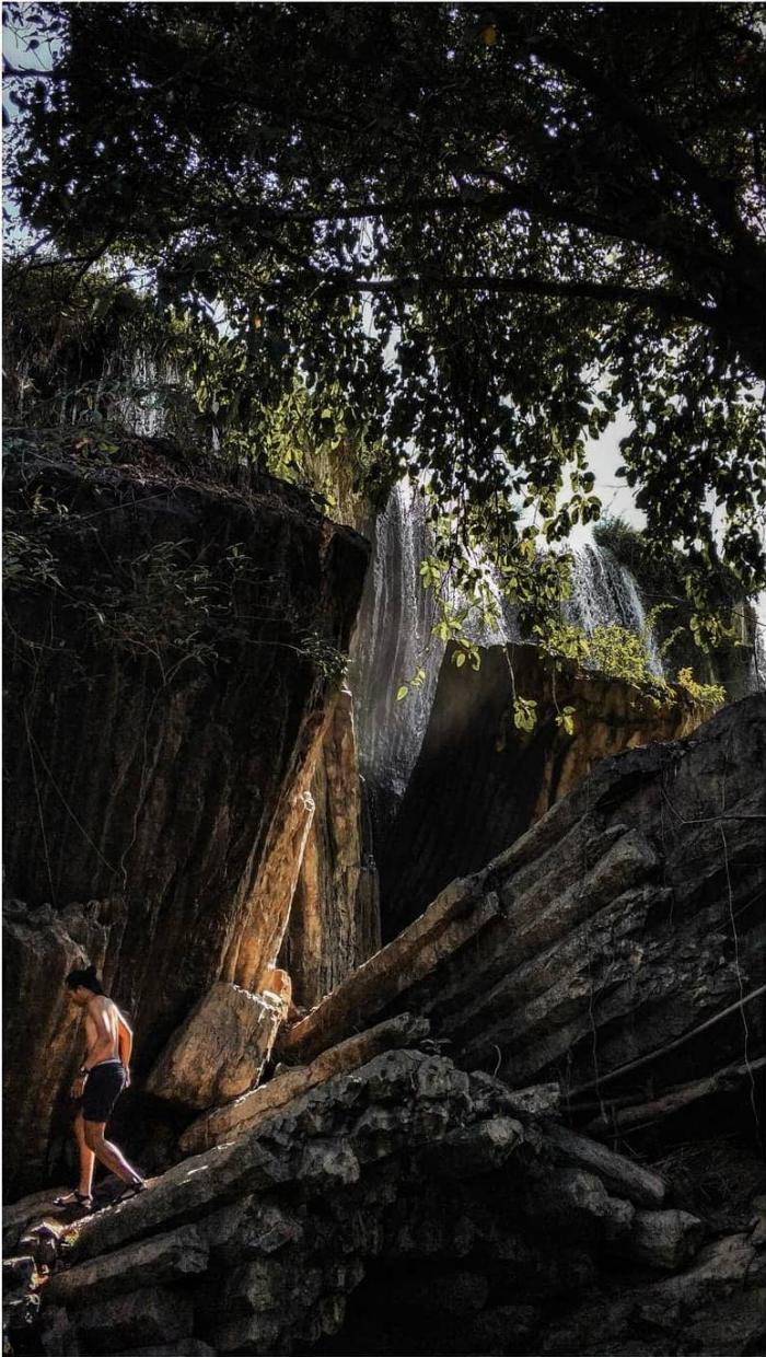 Trinh Nu Waterfall is a beautiful waterfall on the Serepok river