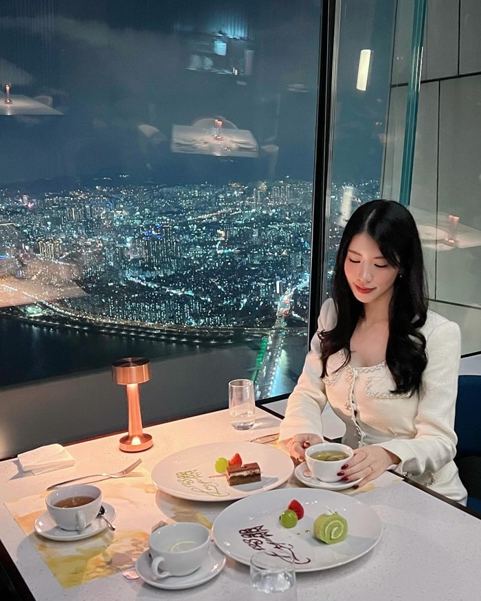 Quán cà phê ở đài quan sát Seoul Sky Hàn Quốc