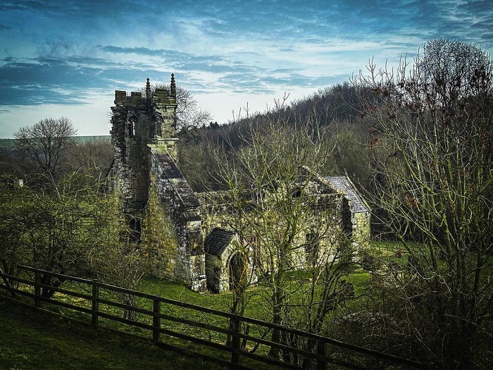 Wharram Percy là một trong những ngôi làng bỏ hoang trên thế giới tại Anh