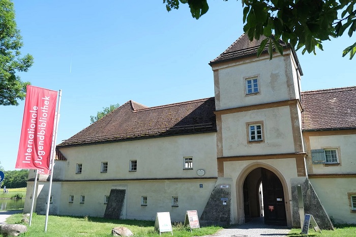 Khám phá Thư viện Thanh thiếu niên Quốc tế là điều cần làm ở lâu đài Blutenburg