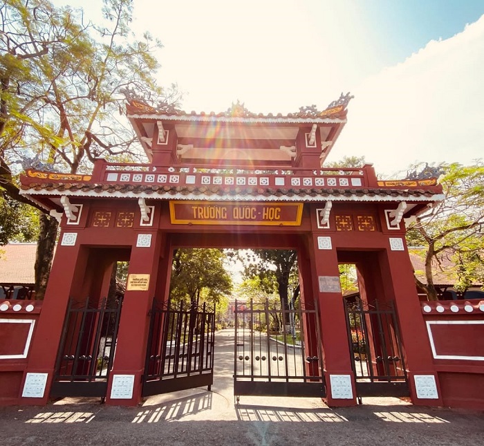 Quốc Học Huế là ngôi trường phổ thông trăm tuổi ở Việt Nam nằm bên dòng sông Hương