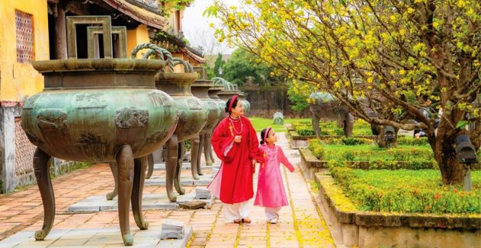 vườn hoa Tết đẹp ở Huế 2026 vườn hoàng mai đại nội 