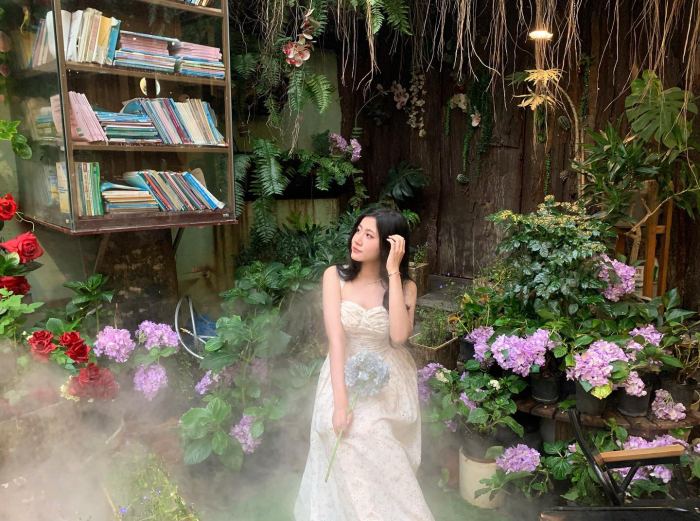 vườn hoa Tết đẹp ở Huế 2026 Cá Coffee and Book