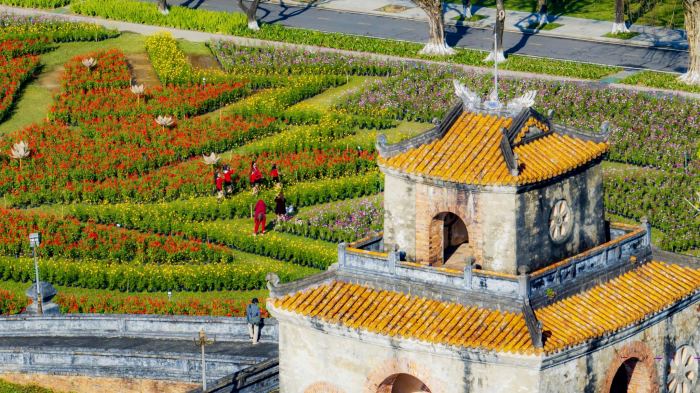 vườn hoa Tết đẹp ở Huế 2026  Đóa sen khổng lồ tại sân Hàm Nghi – Cổng Thượng Tứ