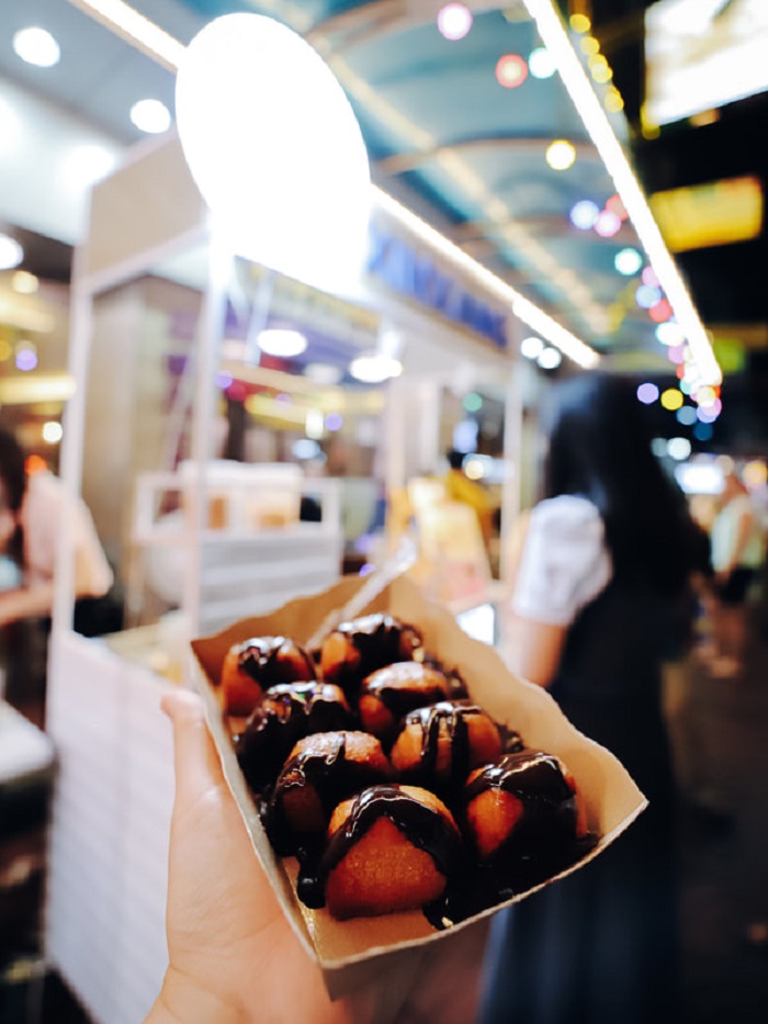 Bánh bao chiên sốt sô cô la là món ăn nhất định phải thử khi đến chợ đêm Yaowarat Road