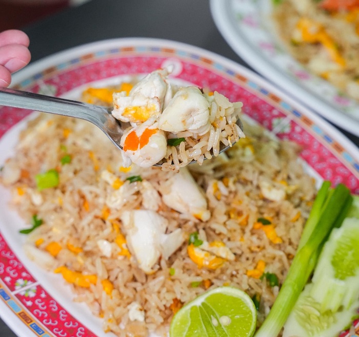Cơm chiên tôm trứng là món ăn nhất định phải thử khi đến chợ đêm Yaowarat Road