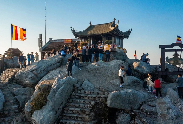 Viếng quần thể chùa Yên Tử Quảng Ninh - viếng đỉnh Yên Tử vào tháng 6