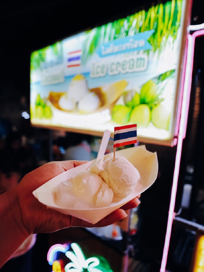 Kem dừa với thạch là món ăn nhất định phải thử khi đến chợ đêm Yaowarat Road