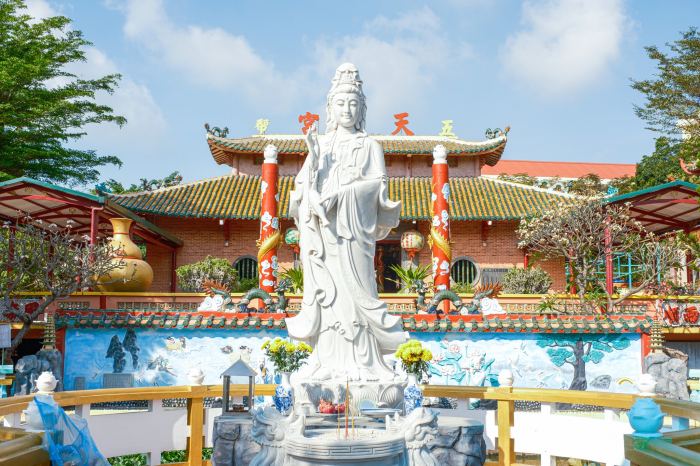 tượng ở hồ sen trước chánh Điện Miếu Ngũ Bang Vũng Tàu