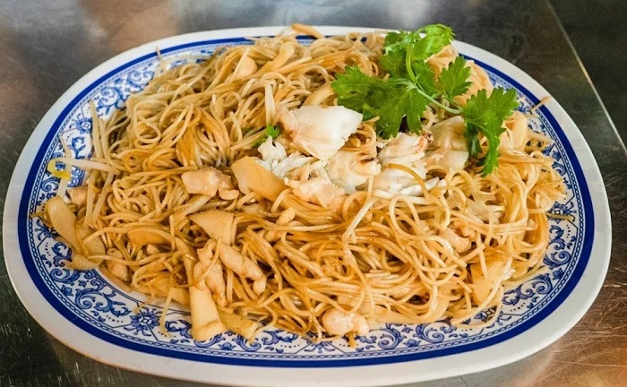 Mì xào là món ăn nhất định phải thử khi đến chợ đêm Yaowarat Road