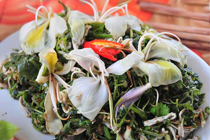 Du lịch Mộc Châu tháng 3 có gì đặc sắc - Món nộm hoa ban ăn bùi, đậm vị