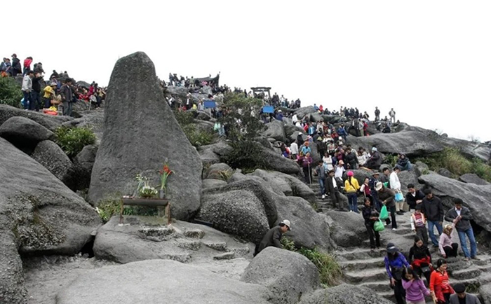 Viếng quần thể chùa Yên Tử Quảng Ninh - Những khe đá lớn, được ví như Cổng Trời